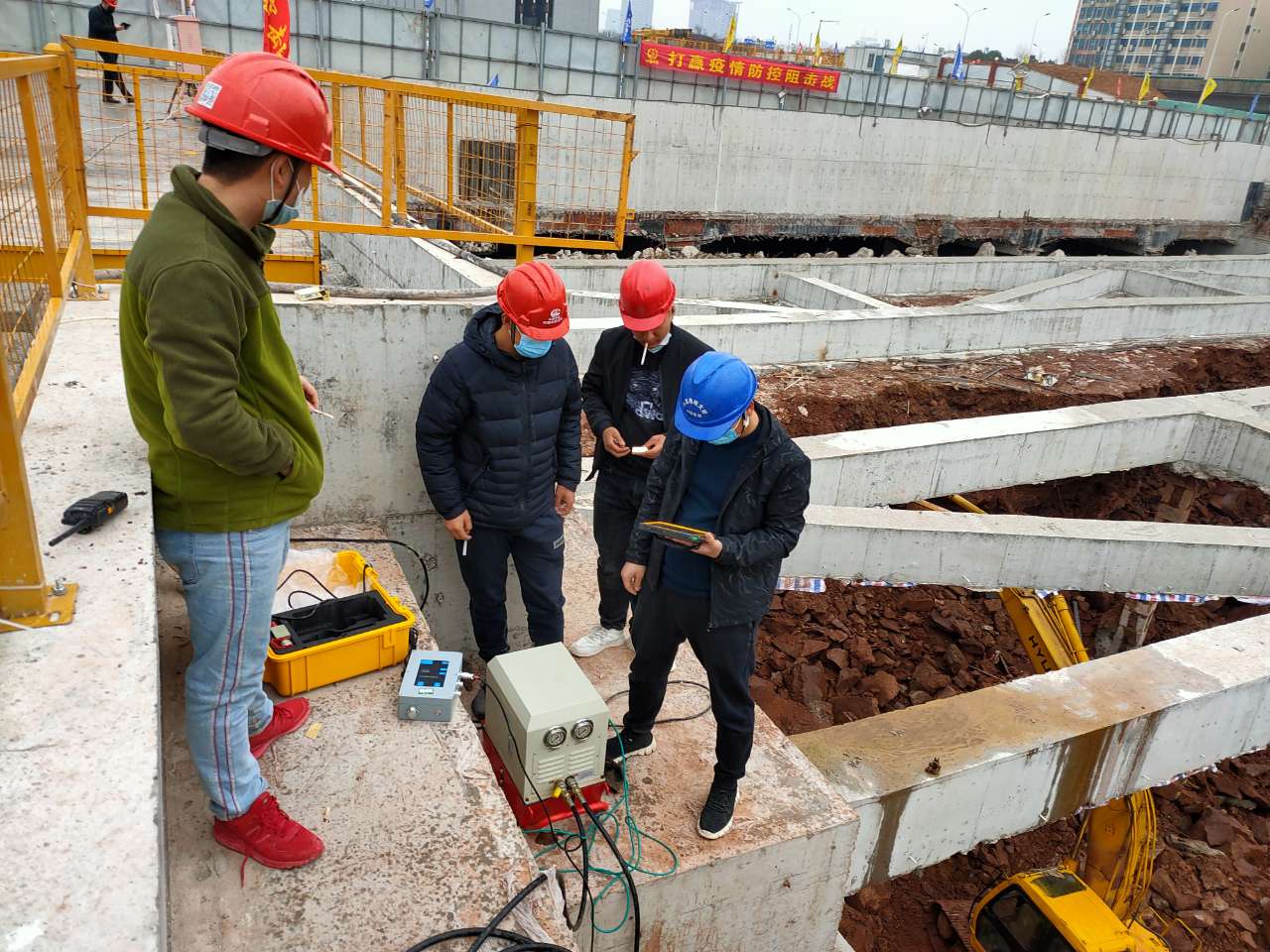 后植鋼筋植筋專(zhuān)業(yè)檢測(cè)人員現(xiàn)場(chǎng)親自做拉拔試驗(yàn)